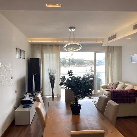 Luxury Seafront With Valletta Views شقة