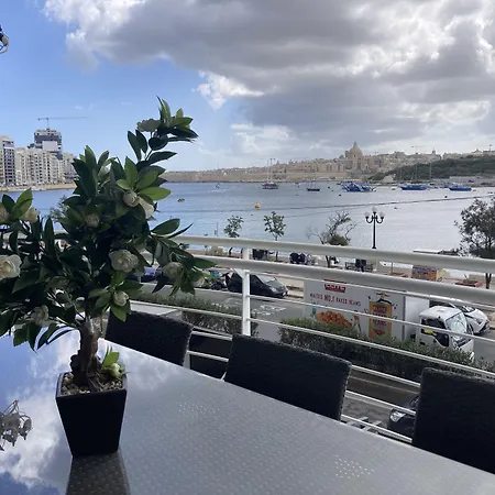 Luxury Seafront With Valletta Views شقة